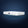 UniFi Cloud Gateway Fiber – schräg von vorne (Front mit Statusdisplay)