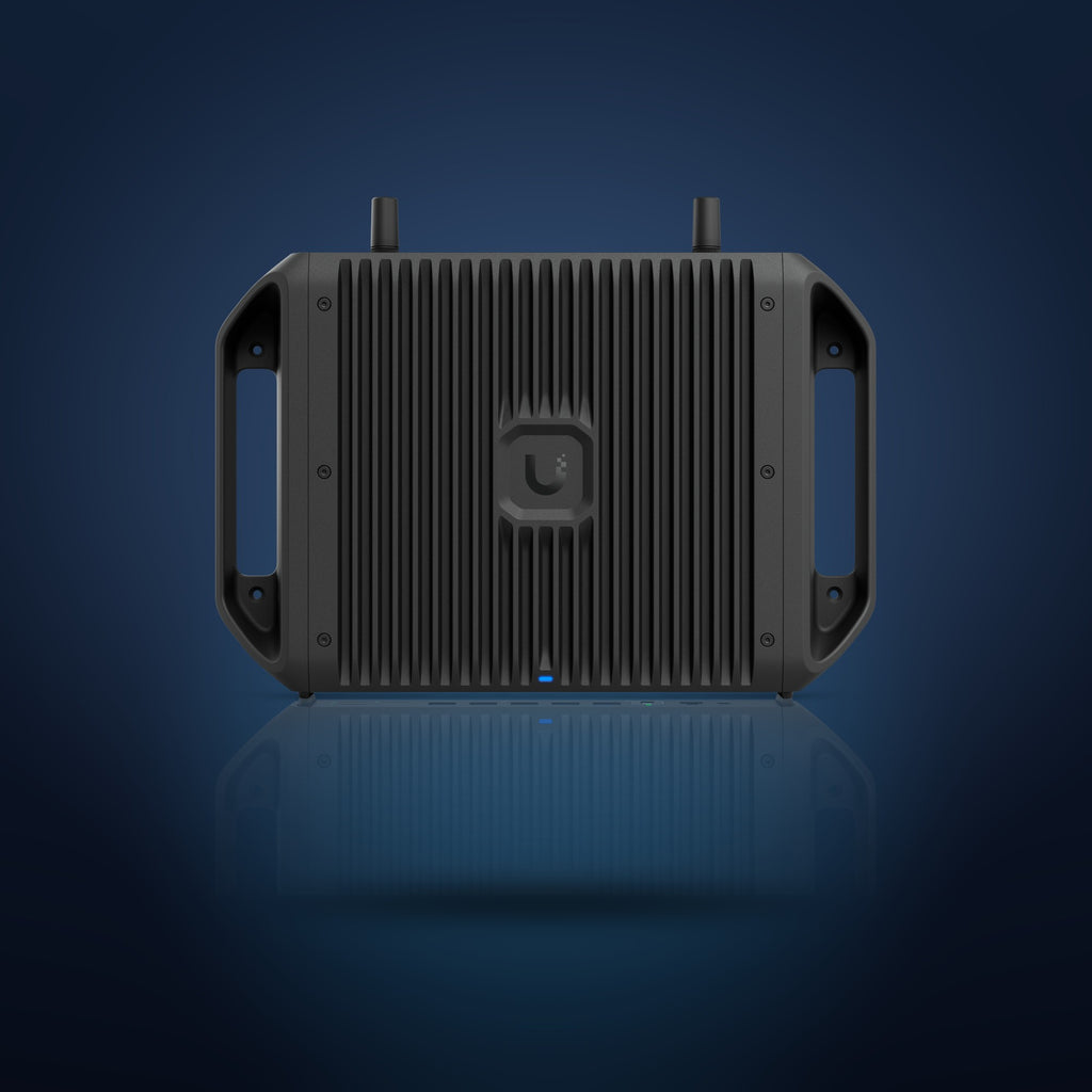 UniFi Cloud Gateway Industrial – Oberseite (Kühlrippen) mit Antennen und Griffen