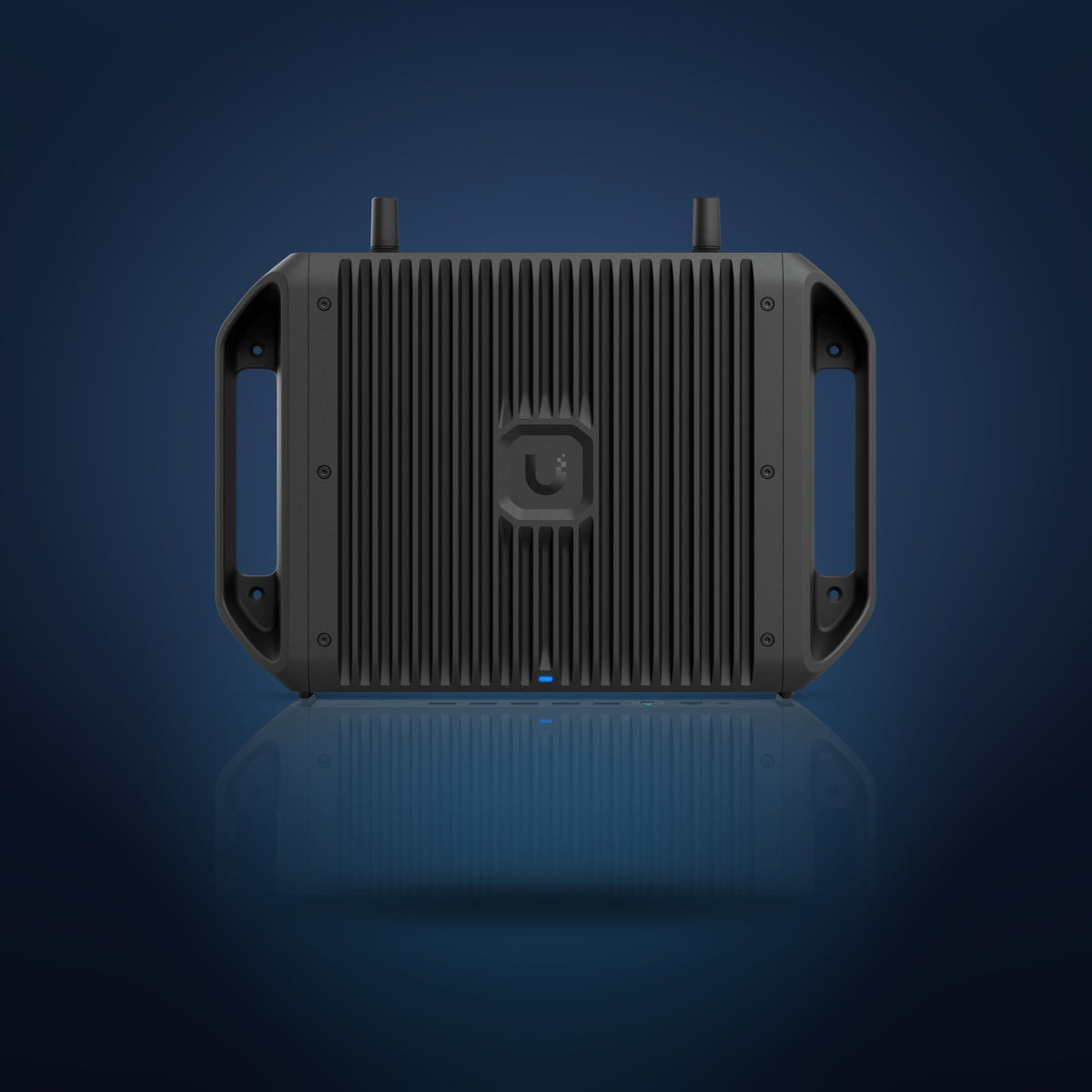 UniFi Cloud Gateway Industrial – Oberseite (Kühlrippen) mit Antennen und Griffen