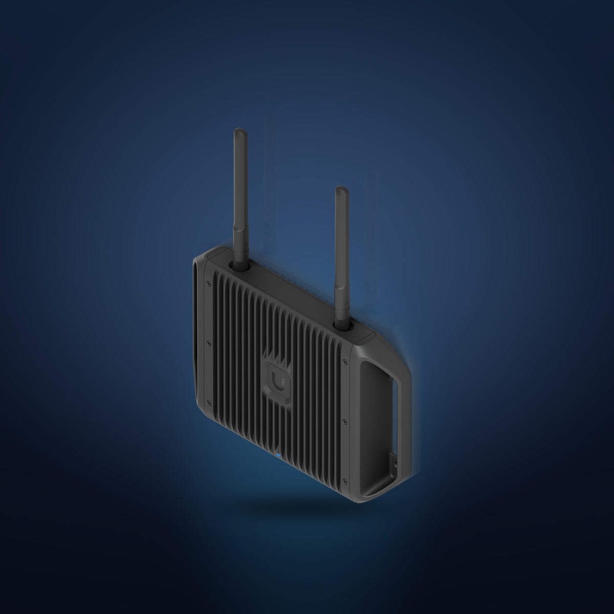 UniFi Cloud Gateway Industrial – hochkant/Wandmontage-Ansicht schräg mit Antennen